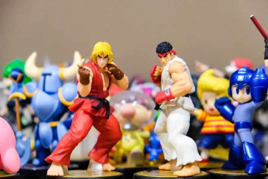 action figures posed in front of one another with ryu and ken at the front